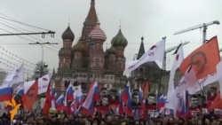 Onlarça müň adam Nemtsowy goldap ýörişe çykdy