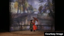 Володин и "женщина в красном" - кадр из фильма "Ненаписанная пьеса"