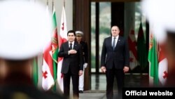 Türkmenistanyň prezidenti Gurbanguly Berdimuhamedow (çepde) we Gürjüstanyň prezidenti Giorgiý Margwelaşwili. Tblisi, 2-nji iýul, 2015 ý.