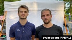 Улад Сакалоўскі і Кірыл Галаванаў пасьля выхаду з Акрэсьціна