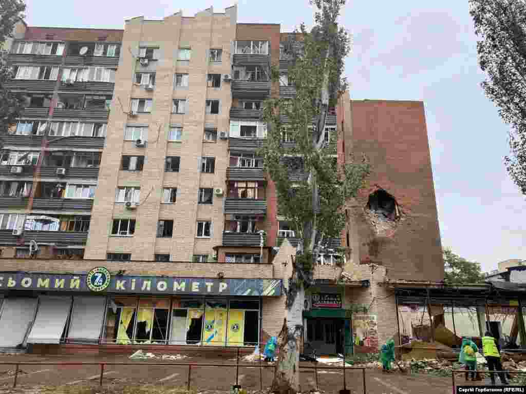 Багатоповерхівка в центрі Слов'янська, в яку влучили 2 російські КАБи, 5 жовтня 2025 року