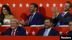 Дональд Трамп жана Жеймс Дэвид Вэнс (Трамптын сол жагында).  