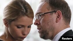 Євгенія Тимошенко і Сергій Власенко, фото зі слухань у Європейському суді з прав людини 28 серпня 2012 року