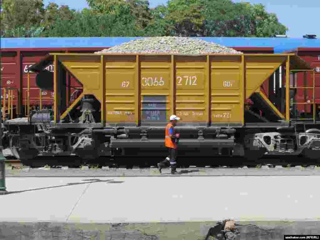 Aşgabadyň demirýol wokzalynda wagonlara gözegçilik edýän demirýol işgäri.