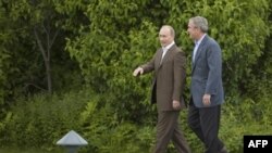 جرج بوش از ولادیمیر پوتین در استراحتگاه تابستانی خود استقبال کرد