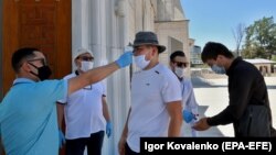 Жума намаз алдындагы текшерүү. Бишкек. Июнь, 2020-жыл.