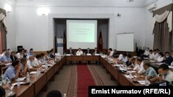 Жыйынга экономика жана финансы министри Акылбек Жапаров катышууда.