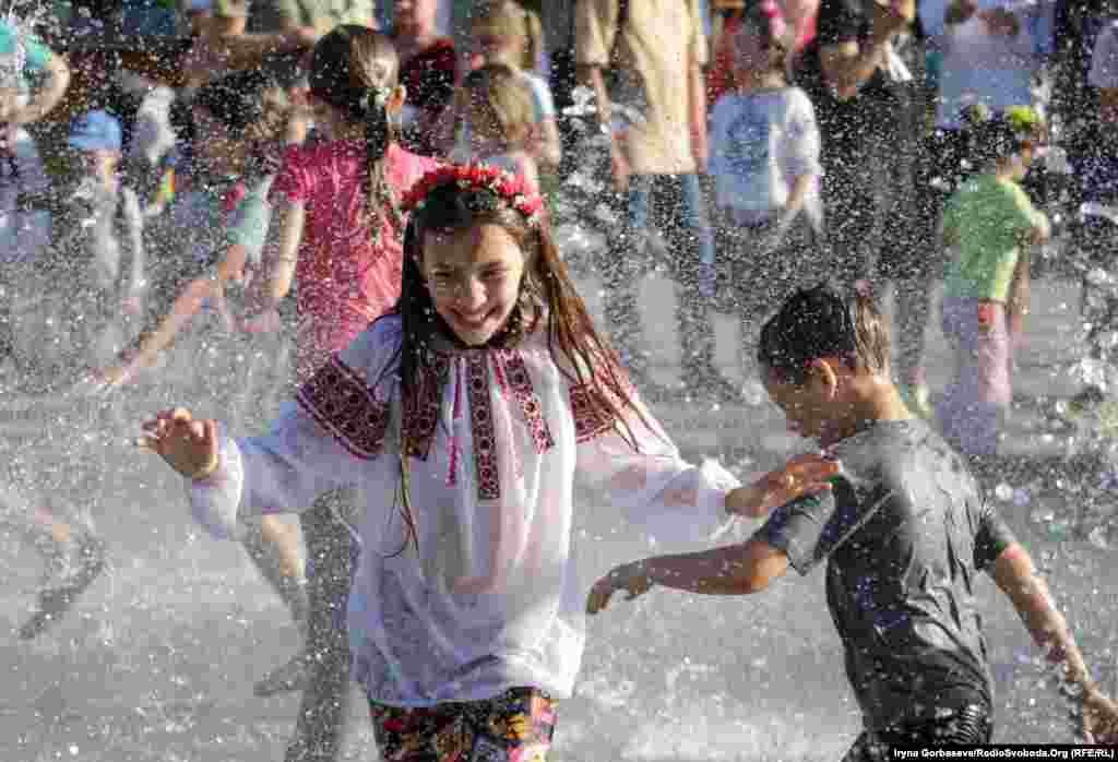 Школярі, волонтери, військові&nbsp;&ndash;&nbsp;всі, хто гостро відчувають присутність війни і на своїх долях випробували агресію &laquo;братнього&raquo; народу, вкотре підкреслюють свою ідентичність