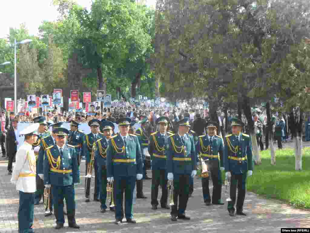 Марш направляется к Мемориалу Славы в парке имени Абая.