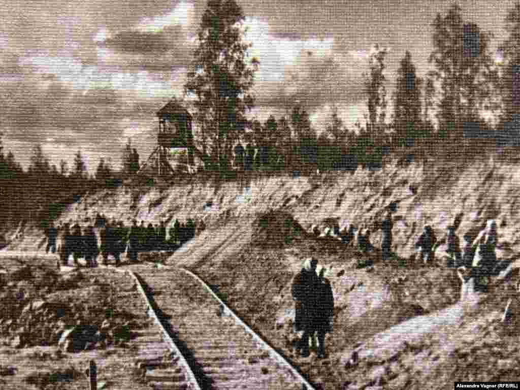 Uzak Gündogarda demirýoluň gurluşygy döwründe, aýallar bazalt gaýasynyň böleklerini aýyrýarlar. &nbsp;