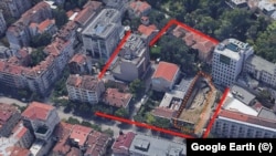 С червено са очертани приблизителните граници на амфитеатъра на Сердика върху сателитна снимка от 2022 г. С оранжево е ограден имотът, който влезе в списъка с държавни имоти с отпаднала необходимост