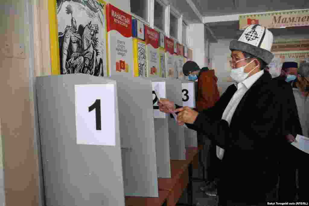 Борбордук шайлоо комиссиясы шайлоочулардын гендердик жана жаш курагына байланыштуу маалыматын чыгарды. Ага ылайык жалпы добуш берүүчүлөрдүн 52, 26% аялдар, 47,74% эркектер түзөт. 70 жаштан улуулар 4,47%, 60-69 жаштагылар 9,67% болсо, эң көп добуш берүүчүлөрдүн курагы 18 жаштан 29 жашка чейинкилер, алар 29,67 пайызды түзөт.