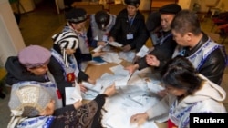 اعضای یکی از حوزه‌های انتخابیه در حال شمارش آرا