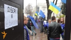 Біля Верховної Ради поставили двері в Європу