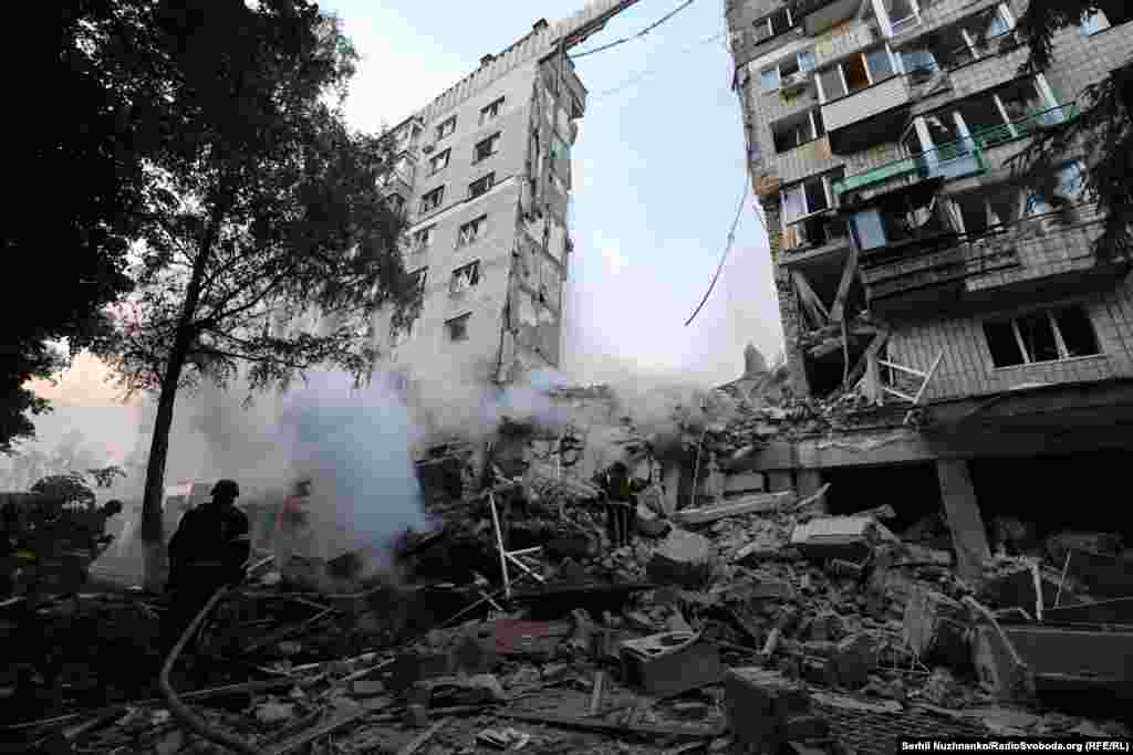 У выніку пападаньня ракеты ў жылы дом у Саломенскім раёне Кіева абрынуўся цэлы пад’езд.