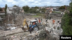 Рятувальники працюють на місці російського удару на Львівщині, 5 жовтня 2025 року 