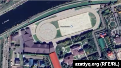 Спутниковый снимок «конюшни президента». Она расположена на берегу реки Есиль. Большое поле, возможно, представляет собой ипподром