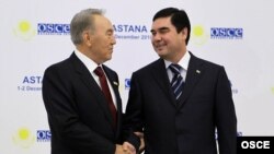 Türkmenistanyň prezidenti Gurbanguly Berdimuhamedow (sagda) we Gazagystanyň prezidenti Nursoltan Nazarbaýew ÝHHG-niň Sammitinde, Astana, 1-nji dekabr.