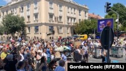 Na barikadi u Zemunu okupilo se nekoliko stotina građana, 30.jun 2025.