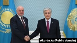 Президент Казахстана Касым-Жомарт Токаев и министр энергетики России Сергей Цивилев. Астана, 19 апреля 2025 года