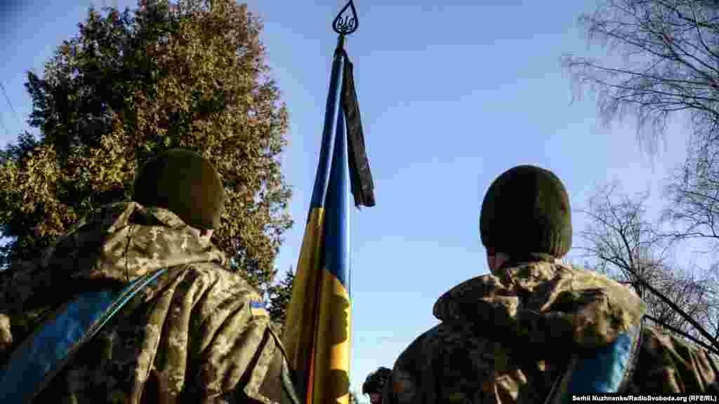 Чорна стрічка на прапорі