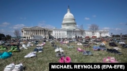 Акція за заборону автоматичної зброї - дитяче взуття симолізує втрачені майже 7 життів з часу стрілянини у школі 2012 року (Архівне фото)