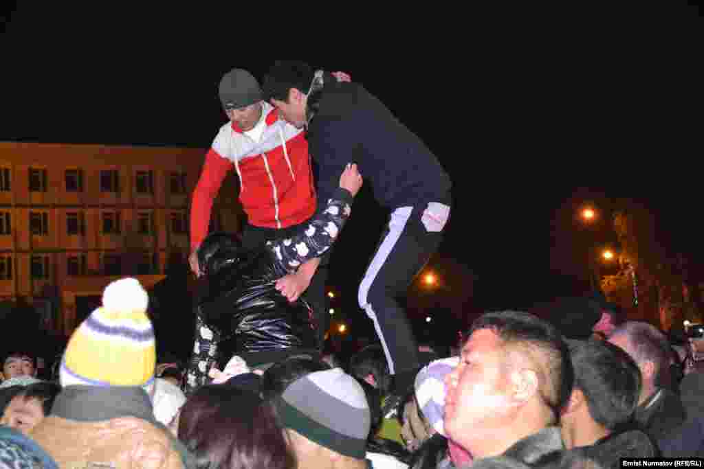 &quot;Шаарыбызда жомоктогудай көпүрө курулуп жатат. Ошонун курулушу үчүн мен алтын болбосо да күмүш чынжырымды, шакегимди тапшырам. Ушул менин асма көпүрөгө кошкон салымым болсун&quot;, -деди бир кыз.