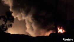 زبانه‌های آتش و دود ناشی از حمله به فرودگاه نظامی مزه در نزدیکی دمشق در دی ماه سال ۹۵؛ رسانه‌های اسرائیل حمله بامداد جمعه را چهارمین حمله از این نوع به سوریه در سال ۲۰۱۷ توصیف کرده‌اند.