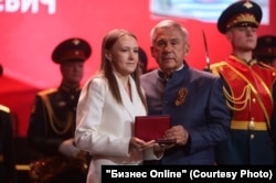 Людмила Козина, жена Владимира, получает награду мужа из рук главы Татарстана Рустама Минниханова