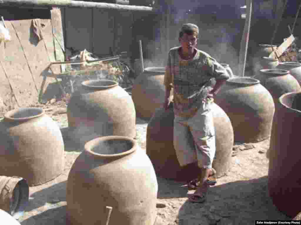 Потом мы рассыпаем глину в специальные тары, заливаем водой и добавляем шерсть племенной овцы или козью шерсть