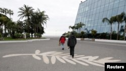 Бездомные у дворца Каннского кинофестиваля. Городские власти предложили бездомным и обездоленным часть площадей - в условиях эпидемии (март 2020)