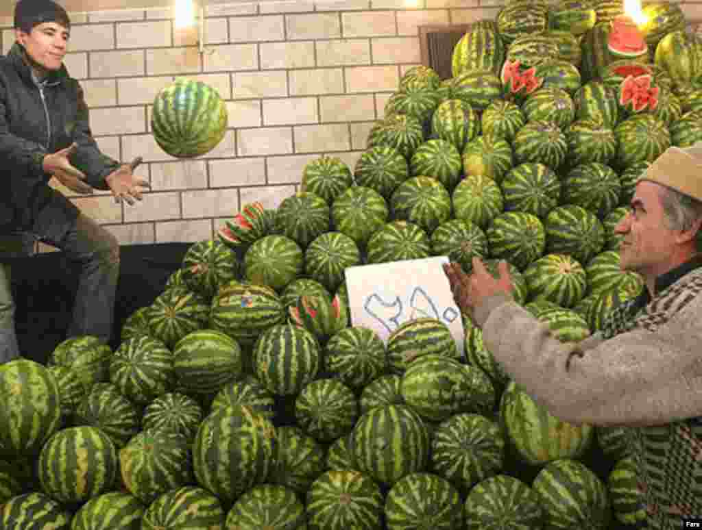 از مهارت های خاص میوه فروشان ایرانی