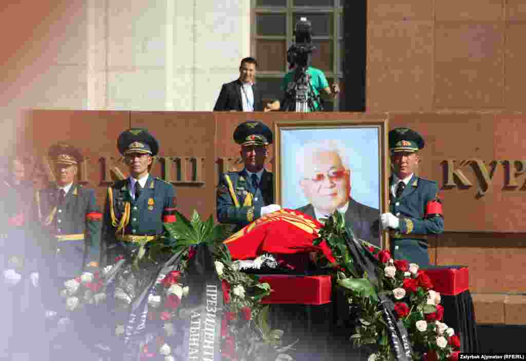 Усубалиев менен коштошуу зыйнаты буга чейин Тарых музейинде болору кабарланган эле. Бирок эл көп келгенине байланыштуу ал иш-чара Ала-Тоо аянтында өттү.