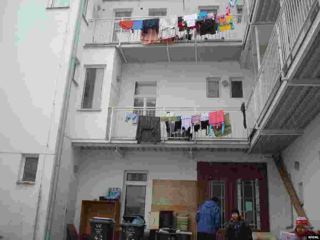 Внутренний двор общежития благотворительного общества, где живут казахские беженцы. Брно, 1 февраля 2009 года.  - Внутренний двор общежития благотворительного общества, где живут казахские беженцы. Брно, 1 февраля 2009 года. 