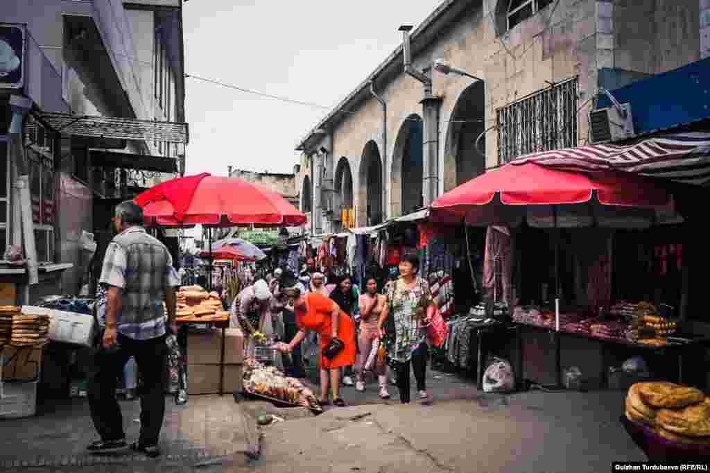 Большая часть влажных компонентов кашля быстро осядет на земле, но все же существует опасность, что какая-то может попасть вам в глаза, нос или рот, если вы находитесь на расстоянии меньше двух метров от этого человека.