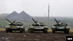 Танки бойовиків угруповання «ДНР» під час військових змагань біля Тореза. 14 вересня 2015 року