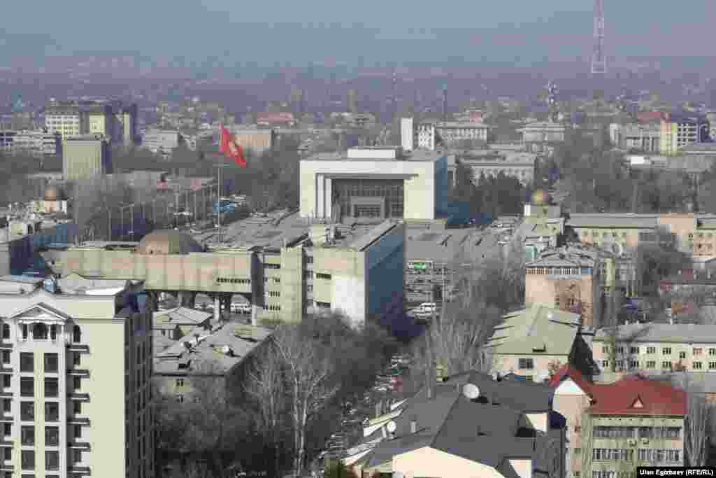 Борбордук &ldquo;Ала-Тоо&rdquo; аянтынын &ldquo;Россия&rdquo; бизнес-борборунун 18-кабатынан карагандагы көрүнүшү.