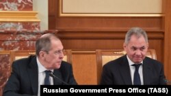 Глава МИД РФ Сергей Лавров (слева) и министр обороны РФ Сергей Шойгу