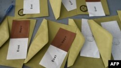 Бюлетені зі словами «Evet» («Так») та «Hayir» («Ні») на референдумі з внесення змін до конституції, що розширять повноваження президента Ердогана. Стамбул, 16 квітня 2017 року