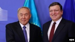 Казакстандын президенти Нурсултан  Назарбаев жана Еврокомиссиянын  президенти Жозе Мануэл Баррозу.