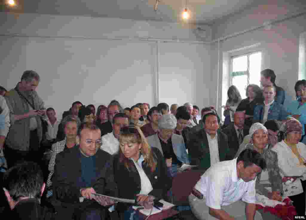 Балқаш аудандық сотының залында. Бақанас, 2 қыркүйек 2009 жыл. - Журналистер, саясаткерлер, адам құқығын қорғаушылар және дипломаттар Жовтис ісін бақылап отыр.   