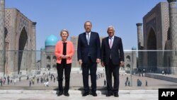 Глава Европейской комиссии Урсула фон дер Ляйен, премьер-министр Узбекистана Абдулла Арипов и председатель Европейского совета Антониу Кошта на площади Регистан в Самарканде в преддверии саммита ЕС — Центральная Азия. 3 апреля 2025 года