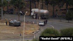 Тажикстан. Душанбеге кирчү жолду кайтарган тажик милициясы. 9-октябрь, 2014-жыл. 