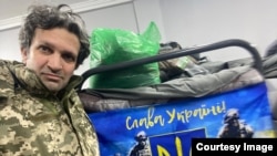 کوروش صحتی می‌گوید چون همسرش اوکراینی است و فرزندان او نیز نیمه‌اوکراینی هستند اوکراین برای او اهمیت زیادی دارد