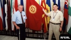 Тынчтыкбек Чоротегин Азамат Алтай менен.  Прага, 5-июнь, 2003-жыл