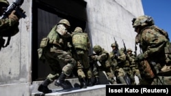 Солдаты японских сил обороны