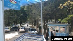 Руководство югоосетинского университета не слишком приветствует, когда студенты пытаются совмещать учебу с работой, так как совместители часто пропускают занятия, в результате чего качество получаемого ими образования вызывает серьезные сомнения