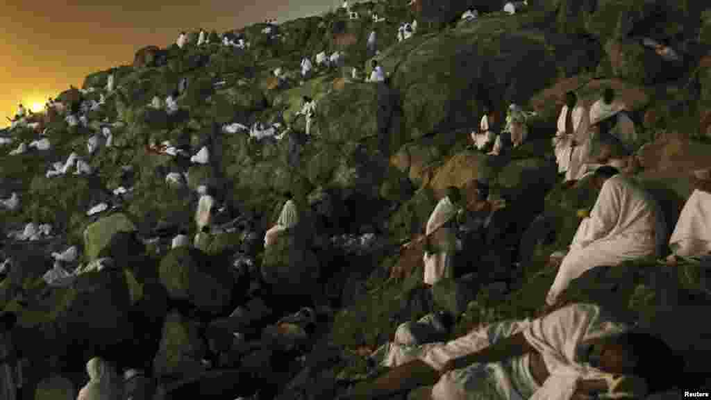 Саудівська Аравія &ndash; мусульманські паломники сидять на горі Милосердя під час щорічного паломництва &ndash; хаджу поблизу священного міста Мекки, 25 жовтня 2012 року