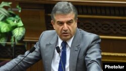 Премьер-министр Армении Карен Карапетян в парламенте (архив)