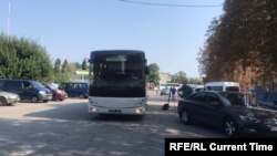 Автобус Вооруженных сил Украины на въезде в аэропорт Борисполь.